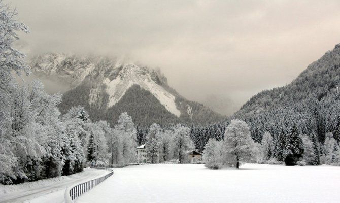 trentino montagna neve alberi casa inverno dolomiti paneveggio