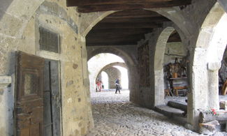 Cornello dei Tasso, scorci romantici tra pietra e francobolli