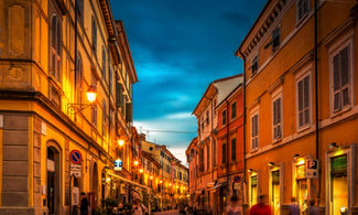 Liguria, Sarzana si scopre mano nella mano