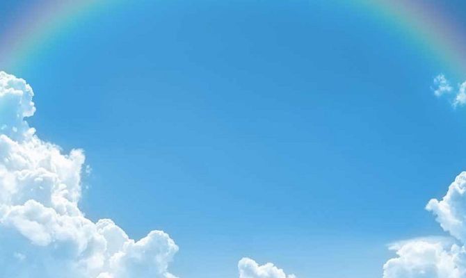 Arcobaleno tra le nuvole in cielo