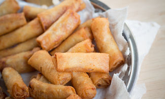 piatto tipico filippino, involtini fritti ripieni di carne