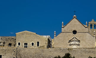 Un’abbazia-fortezza nel profondo blu
