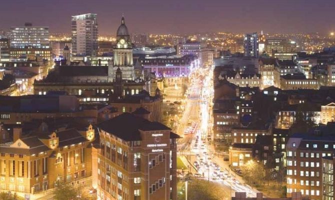 Panorama di Leeds di notte