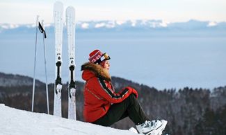 Donna sulla neve
