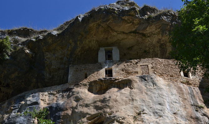 Parete rocciosa con eremo