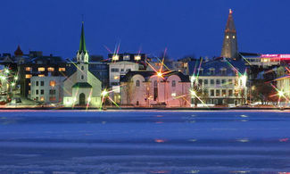 Veduta notturna di Reykjavik