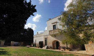 Puglia, in masseria tra ulivi secolari