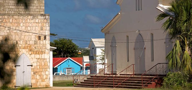 Caraibi Anguilla scorcio tra torre e chiesa