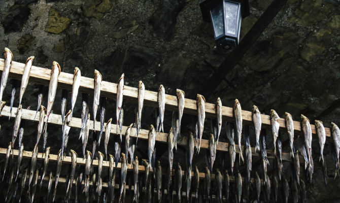 pesce essiccato italia lago d'Iseo travi legno