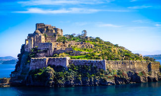 Campania, il borgo di Ischia Ponte per due