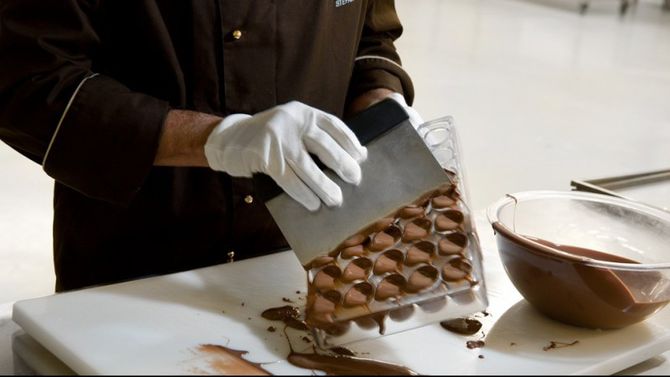 processo manuale di produzione dei cioccolatini
