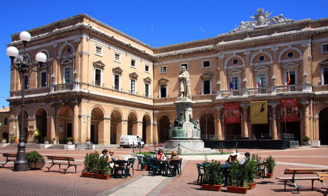 Recanati, Marche, piazza leopardi<br>