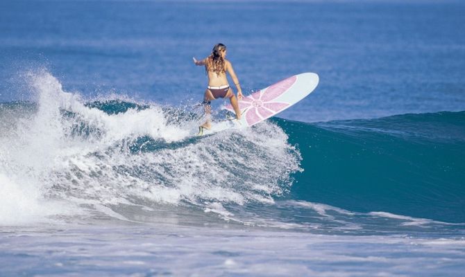 Ragazza che fa surf