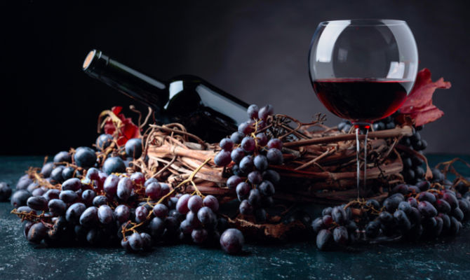 uva rossa e bicchiere di vino rosso<br>