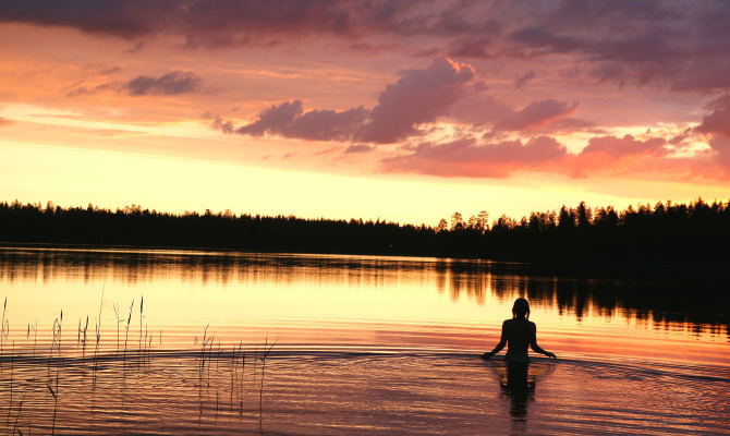 Lago finlandese durante il Sole di Mezzanotte