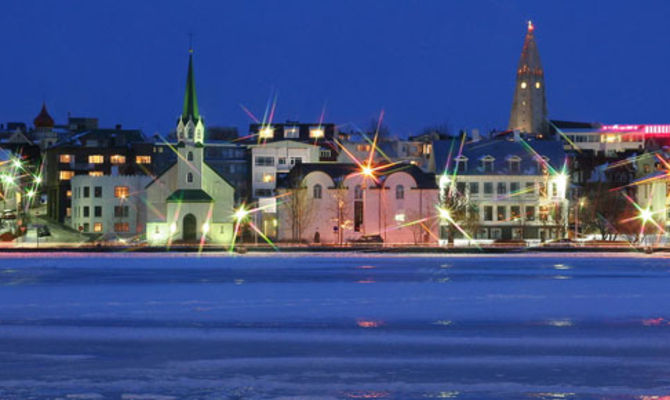 Veduta notturna di Reykjavik