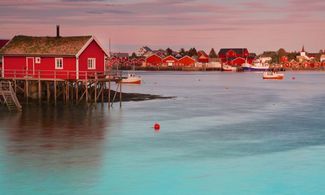 Lofoten  una rorbuer: tipica casa rossa in legno dei pescatori