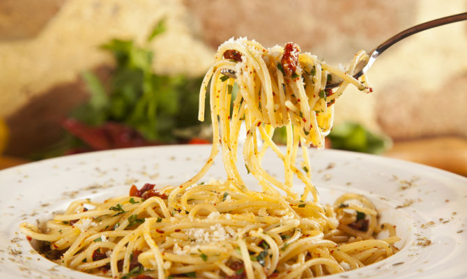 spaghetti aglio olio peperoncino piatto forchetta pastasciutta