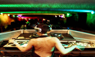 Una DJ della nightlife di Rotterdam