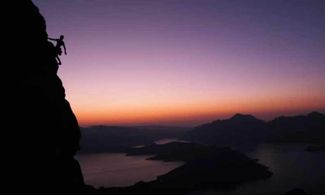 Video: climbing spettacolare in Oman a strapiombo senza corda 