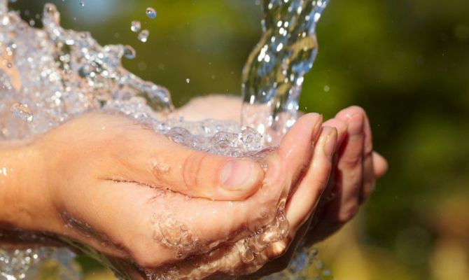 Mani che prendono acqua