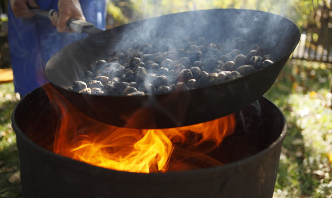 castagne cotte sul fuoco