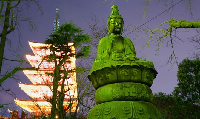 Statua di Buddha e pagoda ad Asakusa, Tokyo