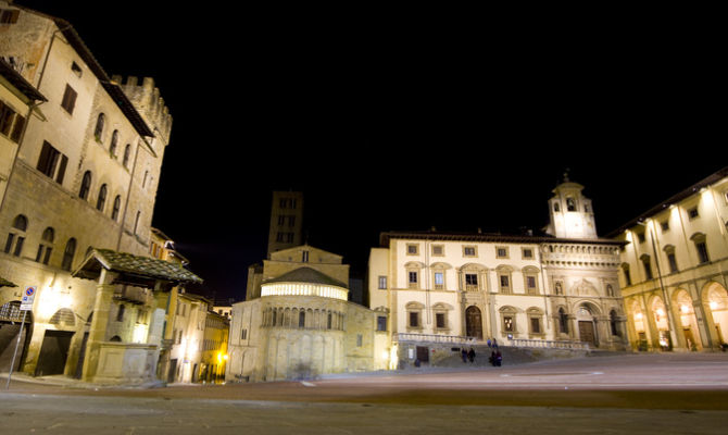 Arezzo Piazza Grande in notturna