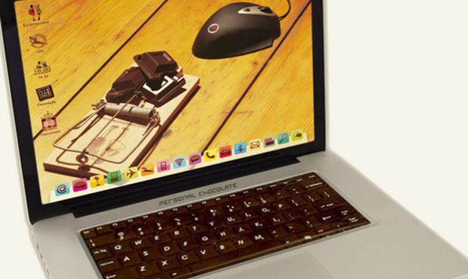 PC con tastiera a forma di tavoletta di cioccolato