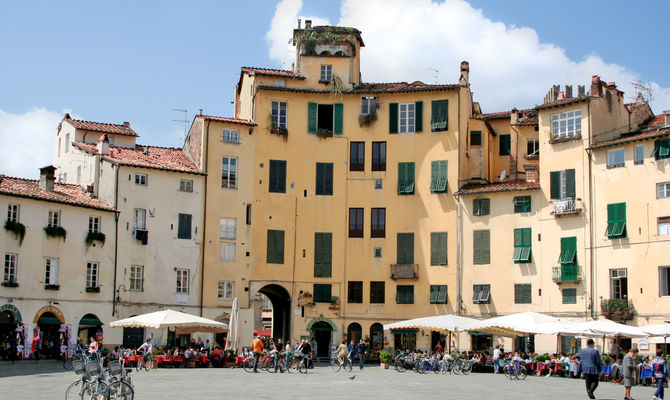 Piazza Anfiteatro, Lucca | Foto: Danilo Ascione / Shutterstock.com