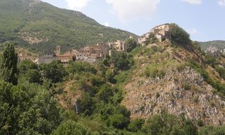 Villalago, romantico gioiello abruzzese sul dirupo